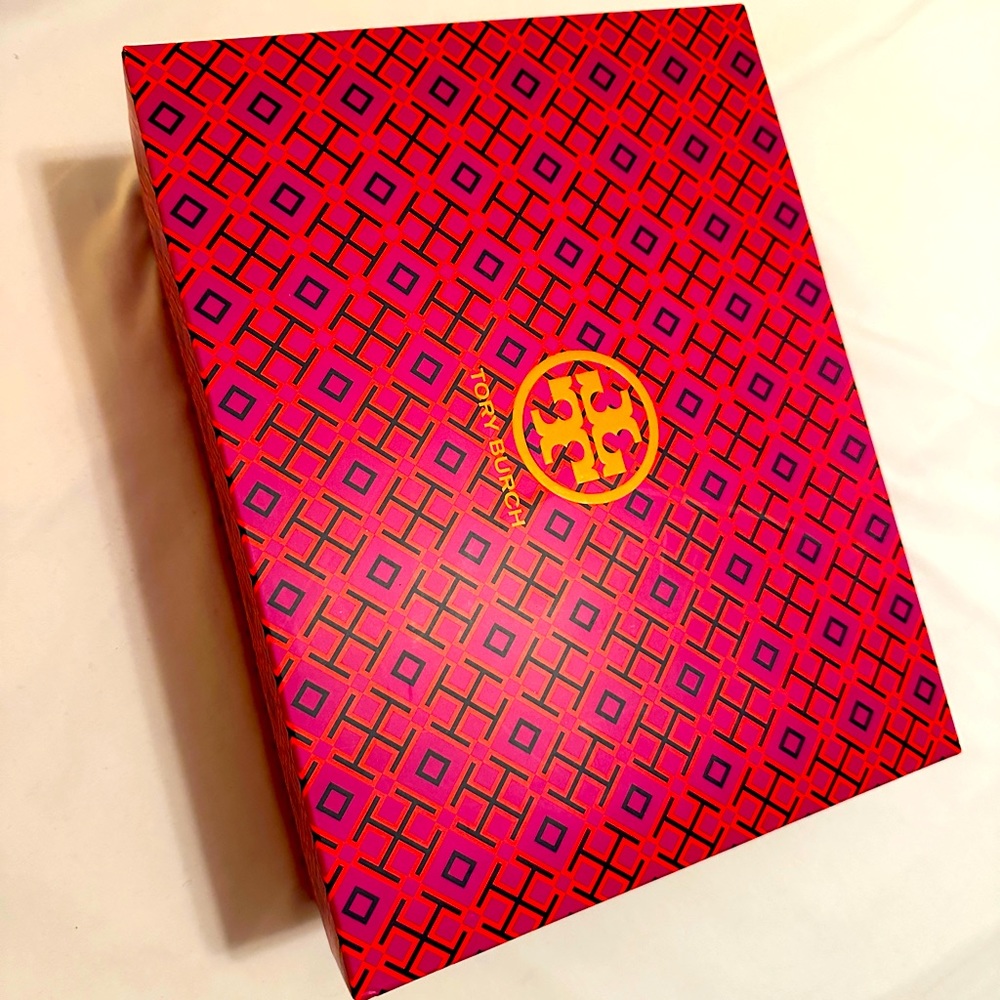 T MONOGRAM GOOD LUCK TRAINER